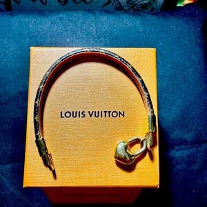 AUTHENTIC LOUIE  VUITTON BRACELET IN GOOD CONDITION by : Louie Vuitton